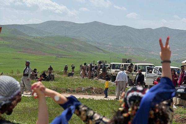 عيد فطر شعبي على قبر مهسا أميني وضحايا الاحتجاجات في كردستان إيران