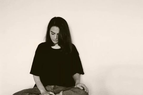 رغم الحصول على ترخيص.. اعتقال مغنية إيرانية أثناء إحيائها حفلاً في طهران