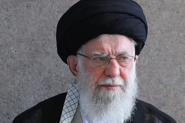 خامنئي يواصل الإنكار.. ويأمر بإسقاط الحكومة السورية الجديدة