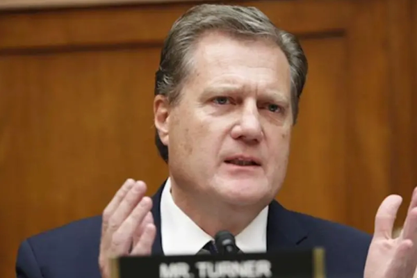 عضو مجلس النواب الأميركي: إيران قد تصنع سلاحًا نوويًا بحلول نهاية العام