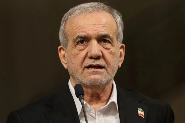 الرئيس الإيراني يطلب من وزراء حكومته تفويض صلاحياتهم إلى نوابهم ومديريهم