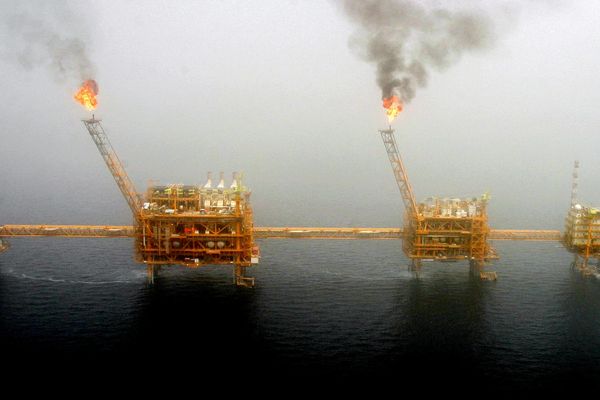 إيران تهدر احتياطيات نفطية ضخمة.. بسبب نقص الغاز