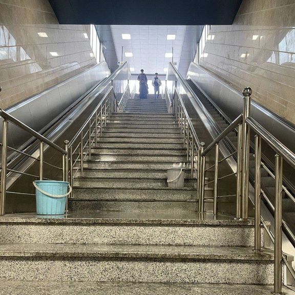 نشت آب از سقف متروی شهرزیبا؛ عوامل مترو با «سطل» به دنبال مقابله با نشتی آب هستند