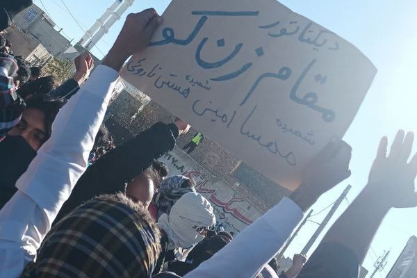 أهالي زاهدان يتظاهرون ضد نظام طهران.. ويرفعون شعار "الموت لجمهورية الإعدام"