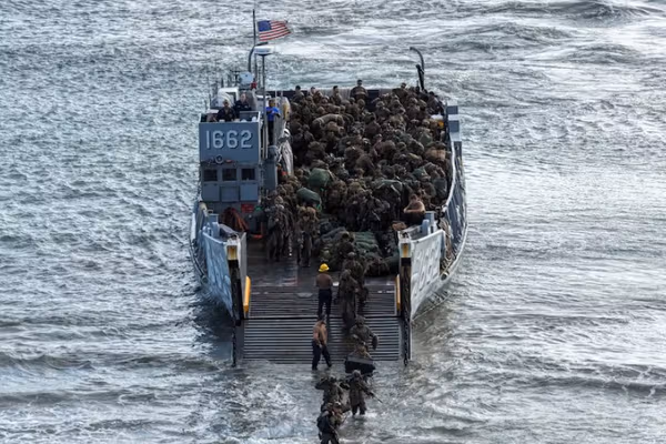 والاستریت ژورنال: ۲۲۰۰ تفنگدار دریایی آمریکا با قابلیت تصرف جزایر، در راه خاورمیانهاند