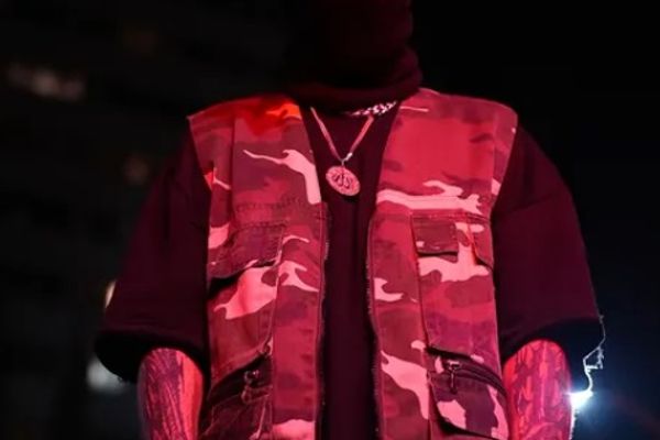 بتهمة "نشر محتوى غير لائق".. شرطة طهران تعتقل ثلاثة من مغني الراب وتذيع اعترافاتهم القسرية