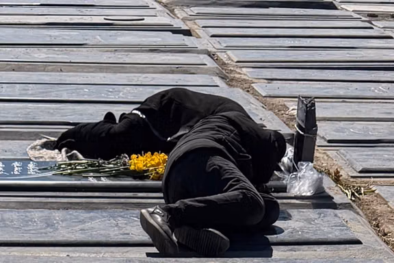 سوگواری والدین جاویدنام محمدعرفان فرجی بر مزار او، بهشت زهرای تهران