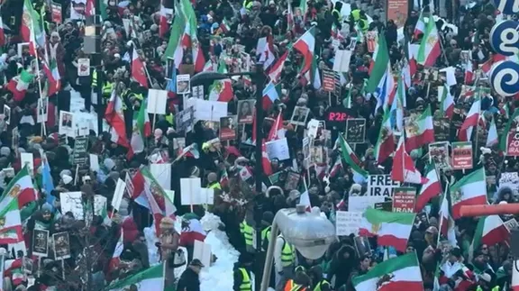 راهپیماییهای گسترده ایرانیان در جهان؛ ۱۰۰ هزار نفر در تورنتو، ۶۰ هزار نفر در لسآنجلس
