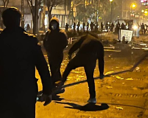 شاهد عيان: عناصر أمنية إيرانية اقتحموا سيارة إسعاف وقتلوا الجرحى داخلها في "مشهد"