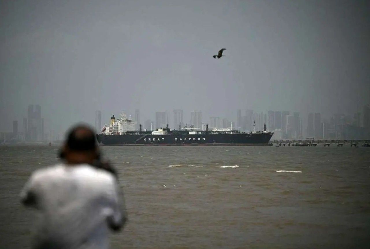 رویترز به نقل از یک مقام ایرانی: ادامه محاصره دریایی از سوی آمریکا مذاکرات را تضعیف می‌کند