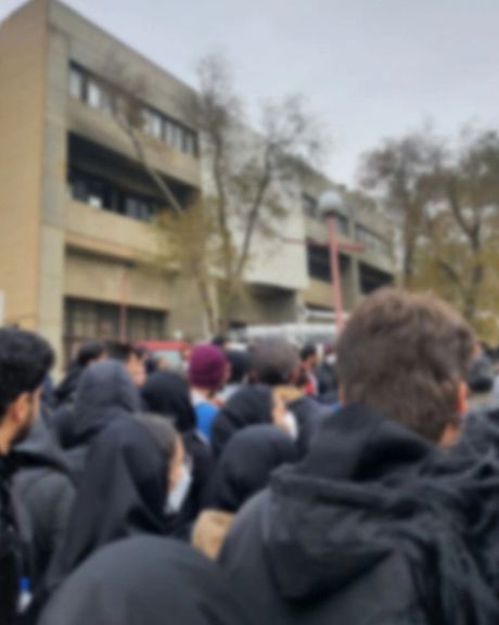 طلاب الجامعة في إيران يتبادلون الدعم.. ويتظاهرون لمصرع زميلهم في حريق كلية الكيمياء