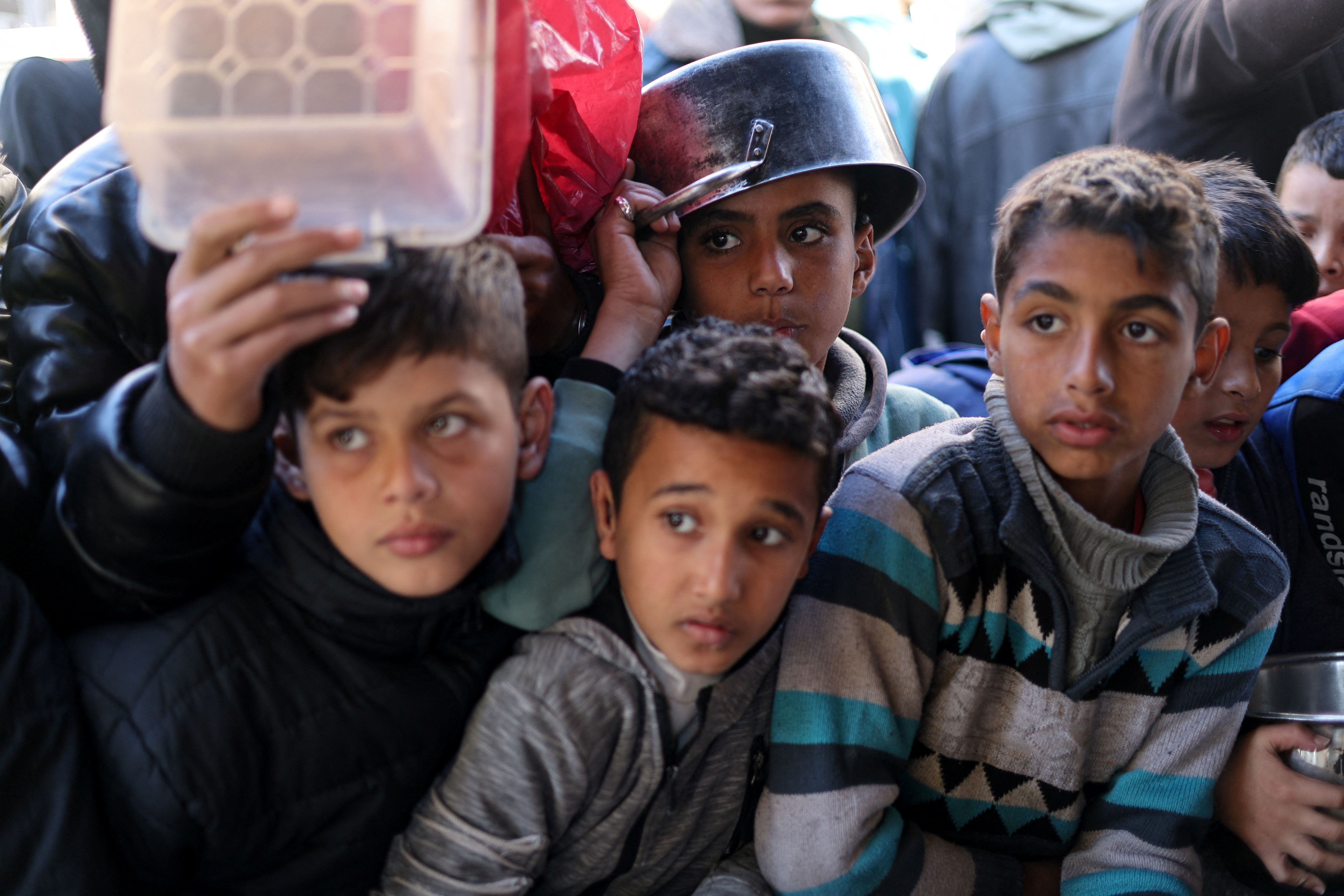 کودکان فلسطینی در صف دریافت غذا، رفح، جنوب نوار غزه، ۱۶ بهمن