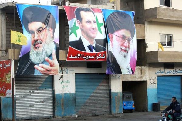 المرصد السوري لحقوق الإنسان: إنزال الأعلام الإيرانية في قواعد الميليشيات بسوريا