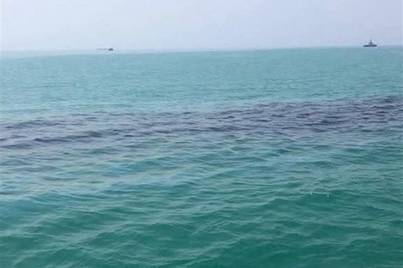 An oil leak has hit a transmission pipeline linking Iran's Kharg island to the country's mainland port of Genaveh.