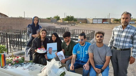 دیدار و همدردی خانواده کشتهشدگان خیزش انقلابی با مادر جواد حیدری در مزار پسرش