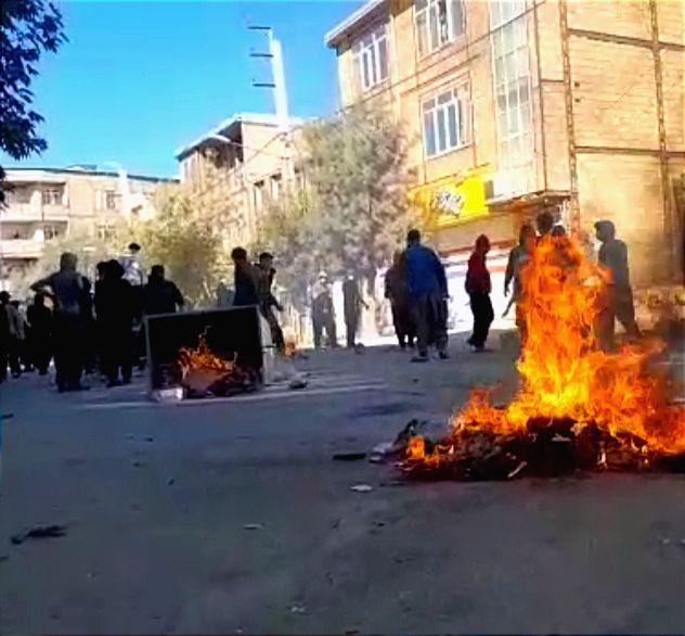 وسط هتافات "الموت لخامنئي".. إيران تسجل إضرابًا تاريخيًا والمحتجون يغلقون شوارع في طهران