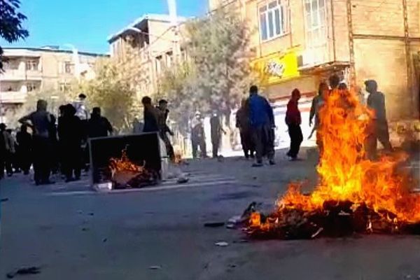 وسط هتافات "الموت لخامنئي".. إيران تسجل إضرابًا تاريخيًا والمحتجون يغلقون شوارع في طهران
