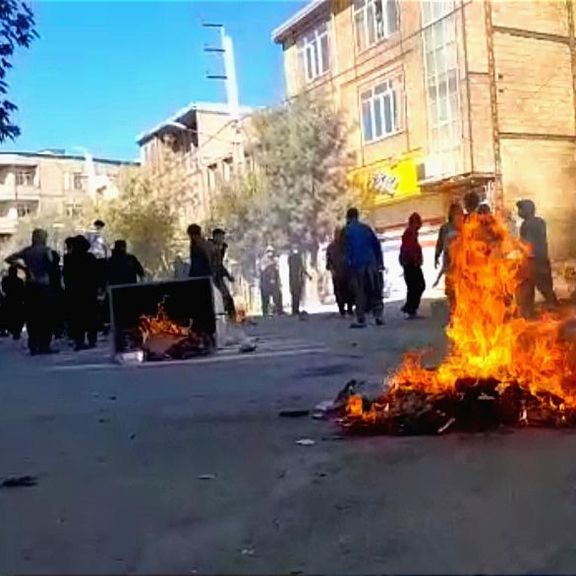 وسط هتافات "الموت لخامنئي".. إيران تسجل إضرابًا تاريخيًا والمحتجون يغلقون شوارع في طهران