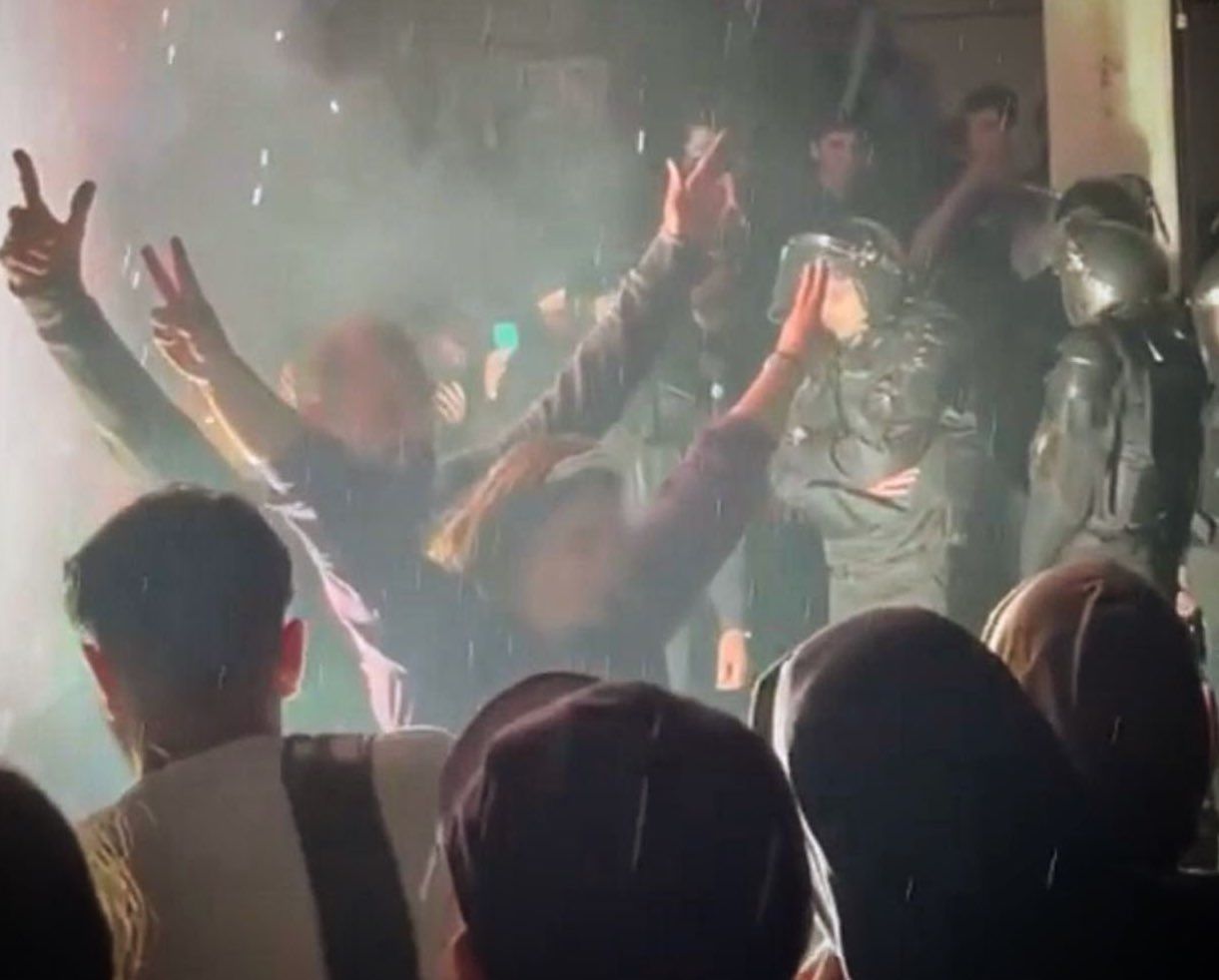 شب چهارشنبه سوری نقاط مختلف ایران عرصه تظاهرات، رقص، آتش و اعتراض شد