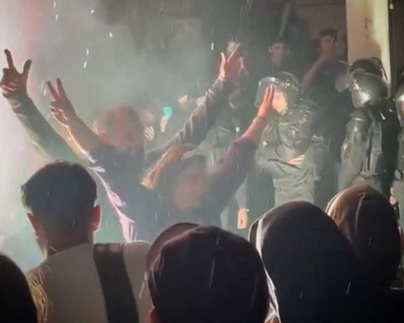 شب چهارشنبه سوری نقاط مختلف ایران عرصه تظاهرات، رقص، آتش و اعتراض شد