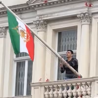 ایرانیان پرچم شیر و خورشید را در سفارتخانههای جمهوری اسلامی در چند کشور برافراشتند