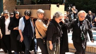 وفاة شيوَا أرسطويي.. حين يتحول تشييع "الموتى" إلى تحدٍ للقمع في إيران