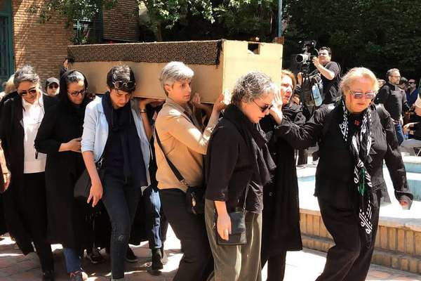 وفاة شيوَا أرسطويي.. حين يتحول تشييع "الموتى" إلى تحدٍ للقمع في إيران
