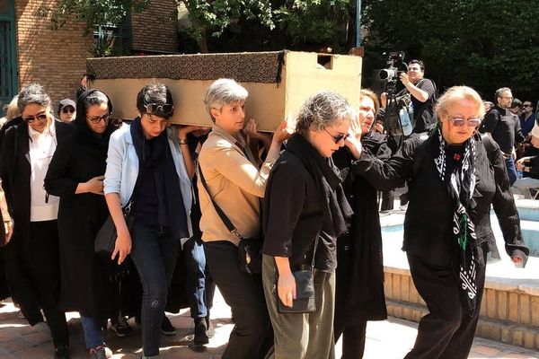 وفاة شيوَا أرسطويي.. حين يتحول تشييع "الموتى" إلى تحدٍ للقمع في إيران