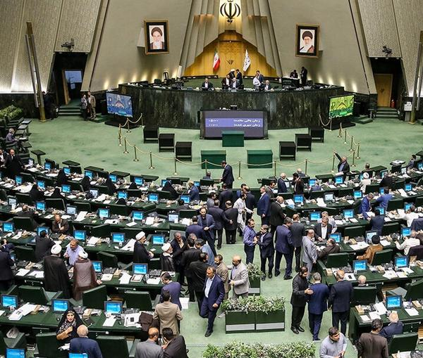 نواب البرلمان الإيراني يوافقون على مراجعة قانون الحجاب وإقراره دون التصويت في جلسة عامة