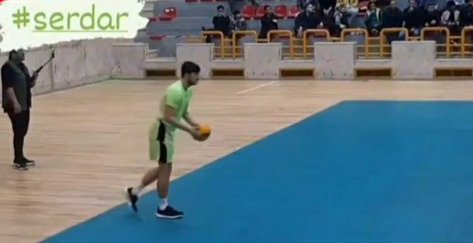 سردار آزمون و امیر قلعه‌نویی؛ یکی در زمین والیبال گنبد، یکی در استادیوم آزادی منتظر روسیه