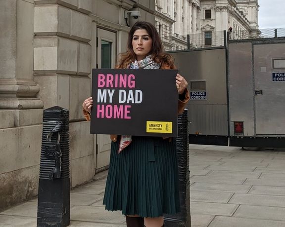 تحصن دختر مراد طاهباز در مقابل وزارت خارجه بریتانیا؛ فارس: هفت میلیارد دلار کم است