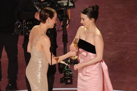 اهدای جایزه اسکار بهترین بازیگر نقش اول زن به مایکی مدیسون از سوی اما استون، بازیگر آمریکایی