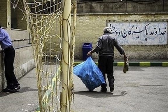 صحيفة إيرانية: إجبار أولياء الأمور على تنظيف المدارس بسبب عجزهم عن دفع الرسوم الدراسية