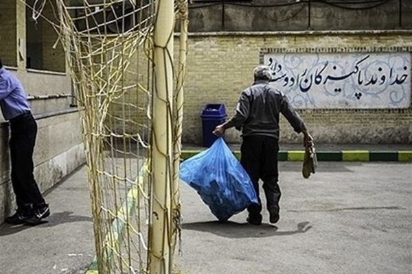 صحيفة إيرانية: إجبار أولياء الأمور على تنظيف المدارس بسبب عجزهم عن دفع الرسوم الدراسية