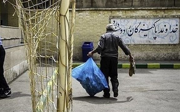 روزنامه اعتماد: برخی مدارس، والدین را بهخاطر نداشتن شهریه مجبور به نظافت مدرسه کردند