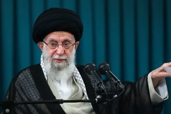 خامنئي و"مداحوه" يرون إيران غنية ومتقدمة.. و"موائد الشعب ترى عكس ذلك"