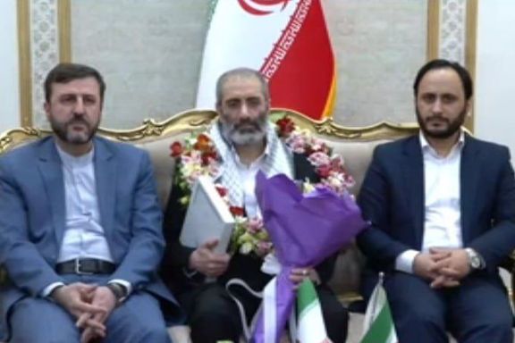 تصویر منتشر شده از اسدالله اسدی، دیپلمات بمبگذار جمهوری اسلامی، با حلقه گل در تهران