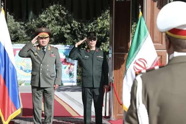رئيس أركان القوات المسلحة الإيرانية يشدد على تعزيز التعاون العسكري مع روسيا