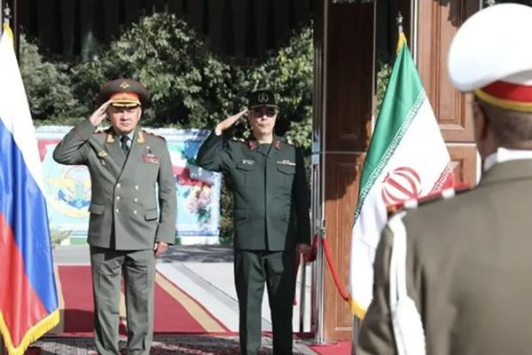 رئيس أركان القوات المسلحة الإيرانية يشدد على تعزيز التعاون العسكري مع روسيا