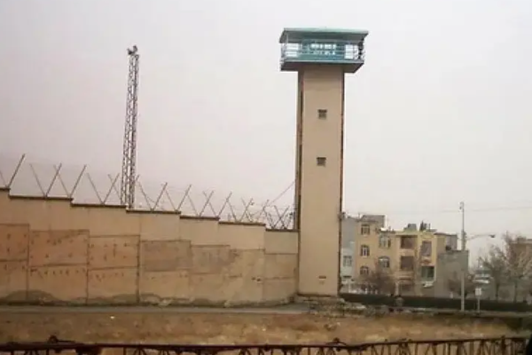 أحدهم على وشك فقدان بصره.. إضراب 7 معتقلين سياسيين إيرانيين عن الطعام في سجن بالأهواز