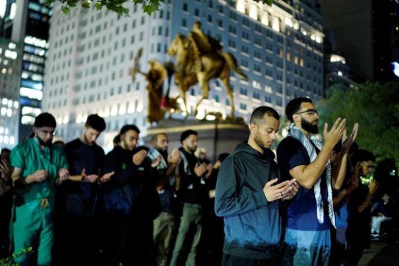 نماز جماعت حامیان فلسطین در نزدیکی محل مراسم خیریه «متگالا» در نیویورک