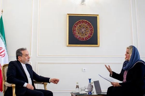 عراقجي يقلل من أهمية "وفاة" شارمهد ويؤكد أن الموت "يأتي عندما يأتي"