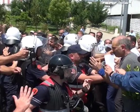 موقع "بوليتيكو" الألباني: استهداف معسكر أشرف جاء لمنع هجمات إيران الإلكترونية ضد ألبانيا