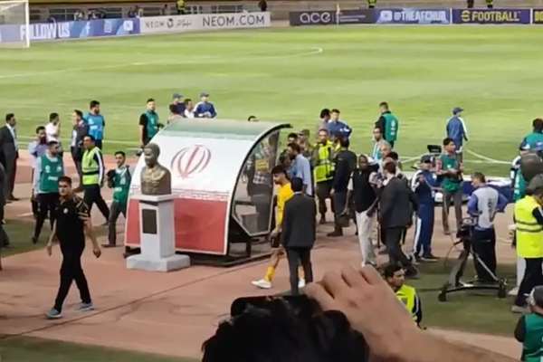 إلغاء مباراة الاتحاد السعودي وسباهان الإيراني بسبب تمثال سليماني والجماهير تهتف ضد النظام