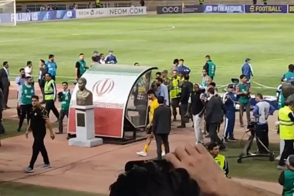 إلغاء مباراة الاتحاد السعودي وسباهان الإيراني بسبب تمثال سليماني والجماهير تهتف ضد النظام