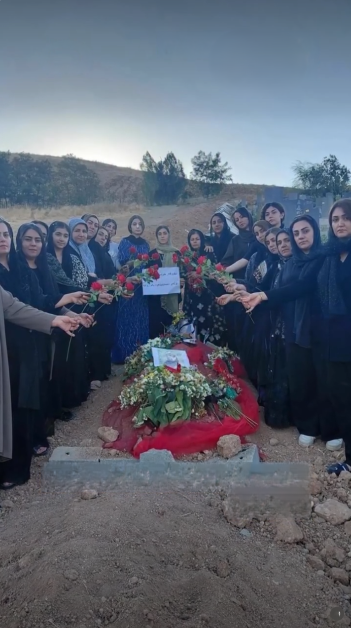گروهی از زنان و خانواده نیلوفر مجاوری بر مزار او خشونت و قتل او را محکوم کردند