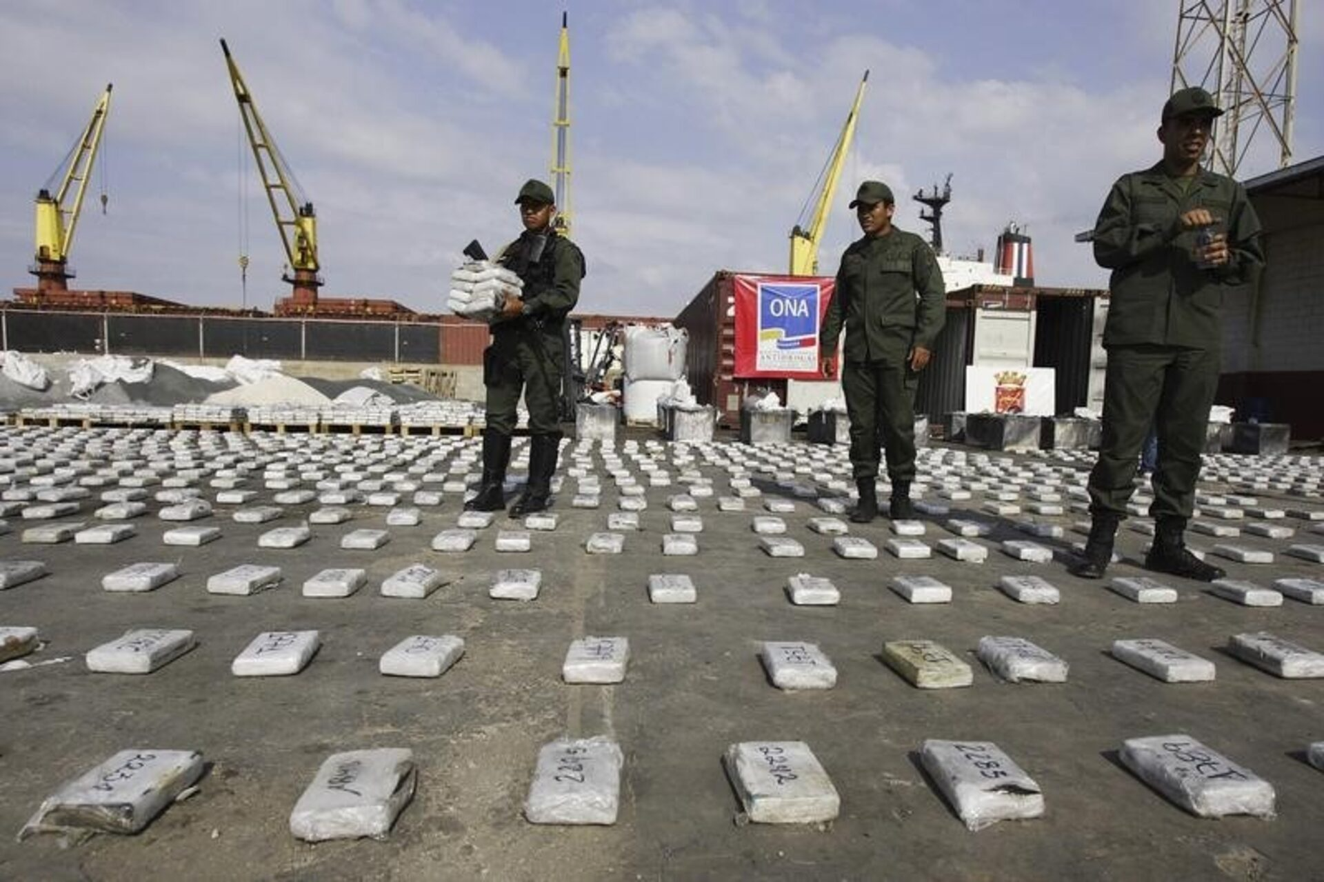 Venezuelan National Guard personnel stand guard during the presentation of confiscated cocaine to the media in Maracaibo April 25, 2013. 