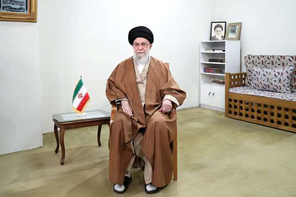 خامنئي يشيد بمساعدة بلاده لفلسطين ولبنان.. ويصف العام المنتهي بـ"أحداث الثمانينيات"