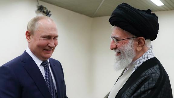 بوتين يعزي خامنئي في ضحايا انفجار ميناء رجائي ويعرض تقديم المساعدة