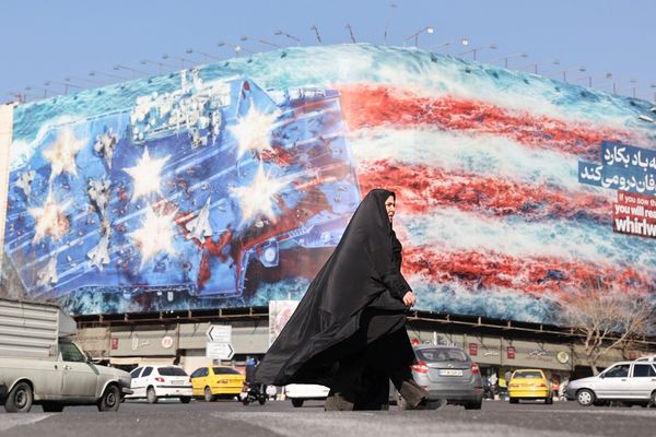 "نيويورك تايمز وبوليتيكو": سياسة ترامب تجاه إيران تُربك الحلفاء وتُضعف نفوذ واشنطن عالميًا